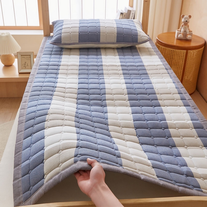 91家纺网 家纺一手货源 找家纺 暖季家纺 2025新款A类水洗棉学生絮叠床护垫 絮叠床护垫-蓝大格