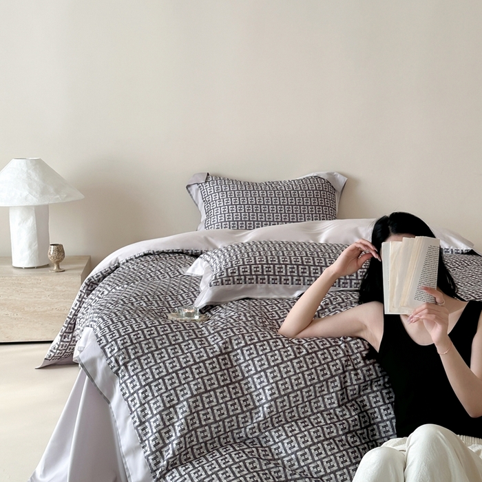 91家纺网 家纺一手货源 找家纺 赫帛 2025新款60s数码印花天丝棉四件套-字母F 字母F-紫灰色