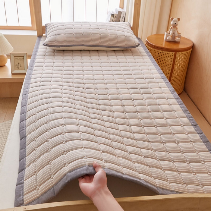 91家纺网 家纺一手货源 找家纺 暖季家纺 2025新款A类水洗棉学生絮叠床护垫 絮叠床护垫-咖细条
