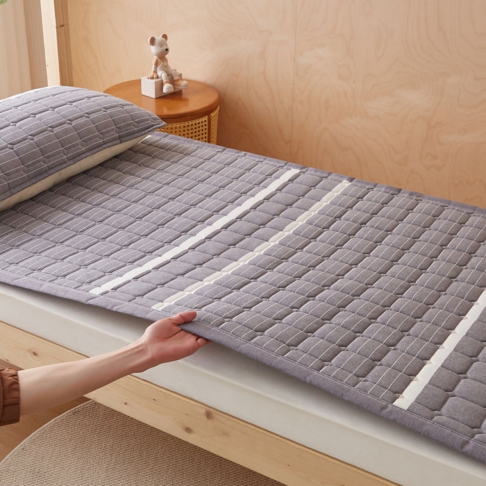 91家纺网 家纺一手货源 找家纺 暖季家纺 2025新款A类水洗棉学生絮叠床护垫 絮叠床护垫-英伦灰