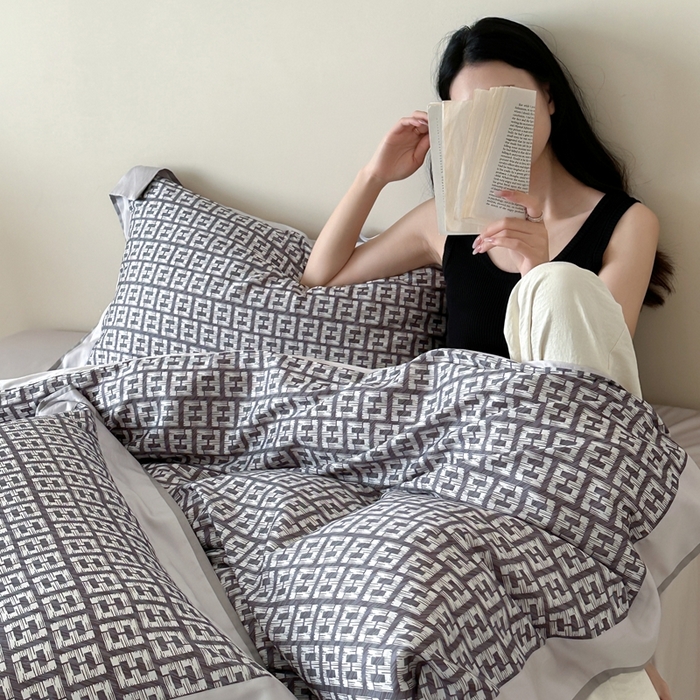 91家纺网 家纺一手货源 找家纺 赫帛 2025新款60s数码印花天丝棉四件套-字母F 字母F-紫灰色