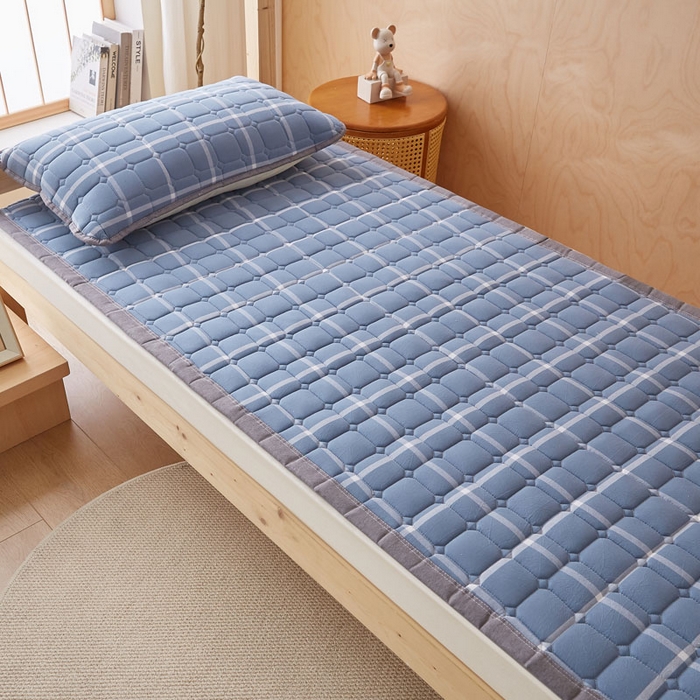 91家纺网 家纺一手货源 找家纺 暖季家纺 2025新款A类水洗棉学生絮叠床护垫 絮叠床护垫-兰灰中格