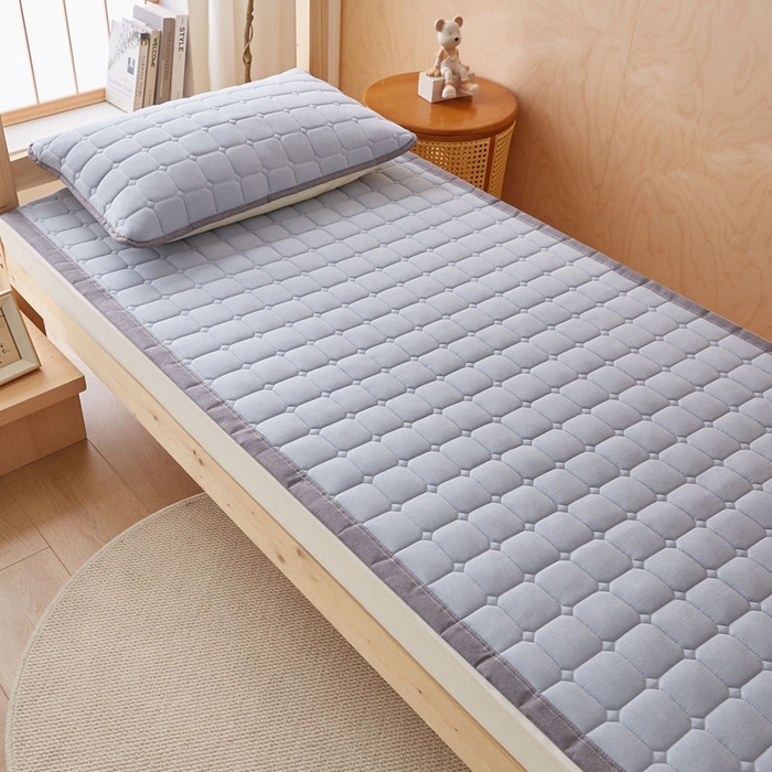 91家纺网 家纺一手货源 找家纺 暖季家纺 2025新款A类水洗棉学生絮叠床护垫 絮叠床护垫-浅灰