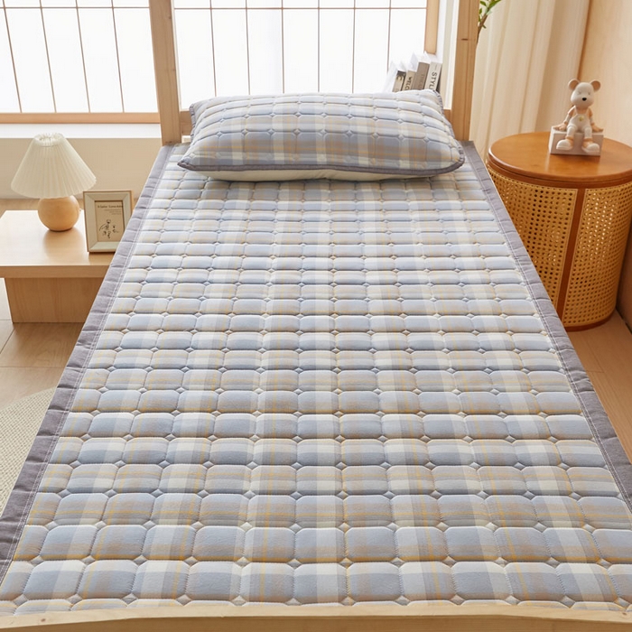 91家纺网 家纺一手货源 找家纺 暖季家纺 2025新款A类水洗棉学生絮叠床护垫 絮叠床护垫-简兮蓝