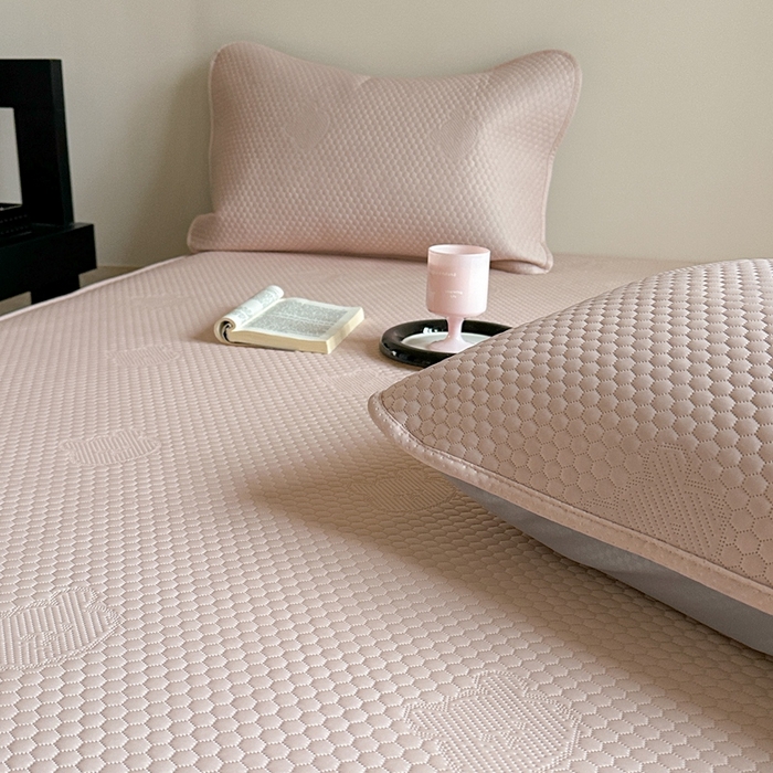 91家纺网 家纺一手货源 找家纺 （总）莱家富 2025新款3D活性印染凉感豆豆凉席小熊小米粒系列