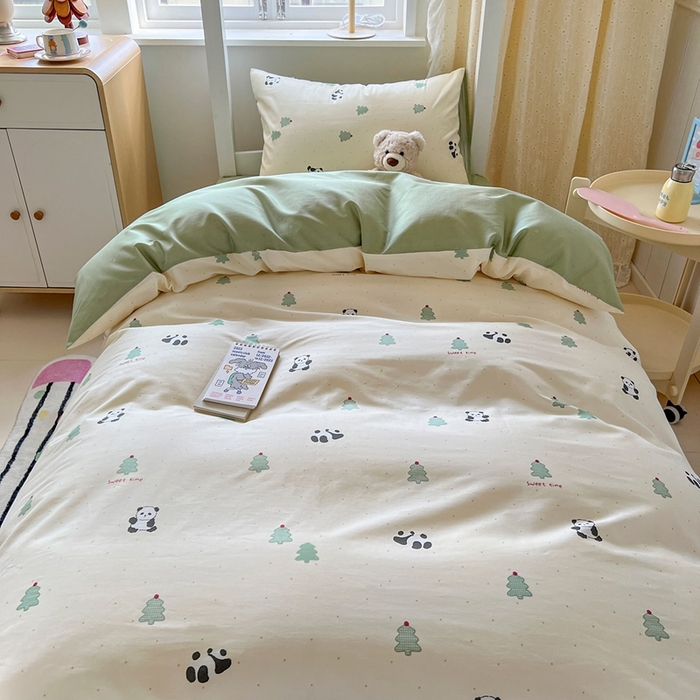 91家纺网 家纺一手货源 找家纺 （总）麦伦家居 2025新款40支13372全棉纯棉斜纹学生上下铺床品宿舍三件套上下铺四件套系列,熊猫森林,爱豆熊,布洛尔,绅士之约,跳跳象,草莓兔兔,花园狗蓝,律动蓝,满天星,漫步小熊,喵星人,蘑菇屋,奶牛猫,喜呱呱,仙草,一见倾心,英伦格蓝,爱心小恐龙