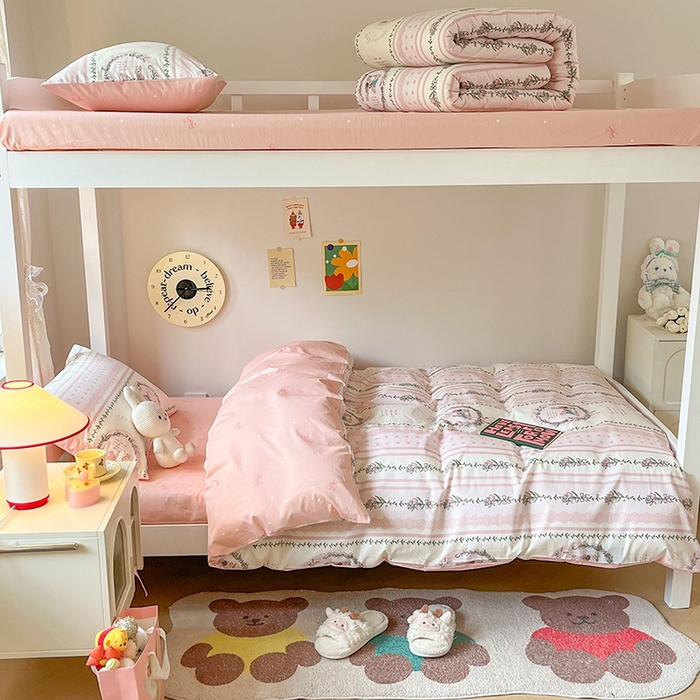 91家纺网 家纺一手货源 找家纺 麦伦家居 2025新款40支13372全棉纯棉斜纹学生上下铺床品宿舍三件套上下铺四件套系列 一见倾心