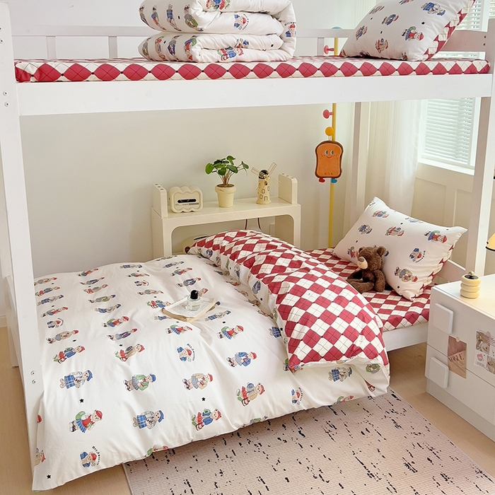 91家纺网 家纺一手货源 找家纺 麦伦家居 2025新款40支13372全棉纯棉斜纹学生上下铺床品宿舍三件套上下铺四件套系列 漫步小熊