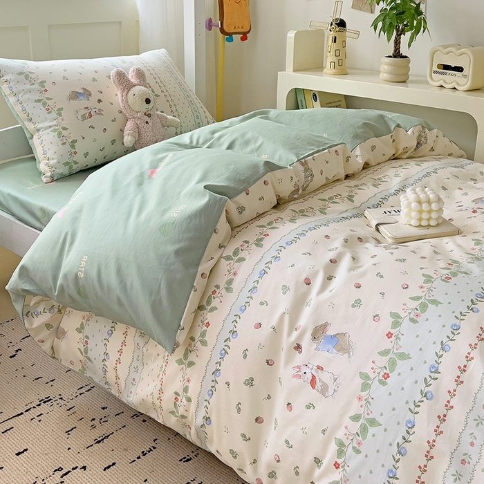 91家纺网 家纺一手货源 找家纺 麦伦家居 2025新款40支13372全棉纯棉斜纹学生上下铺床品宿舍三件套上下铺四件套系列 草莓兔兔