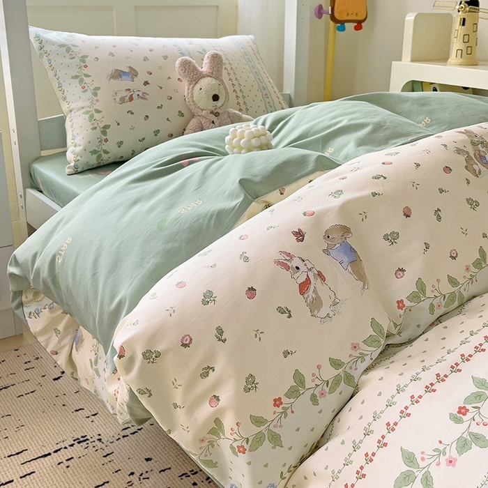 91家纺网 家纺一手货源 找家纺 麦伦家居 2025新款40支13372全棉纯棉斜纹学生上下铺床品宿舍三件套上下铺四件套系列 草莓兔兔