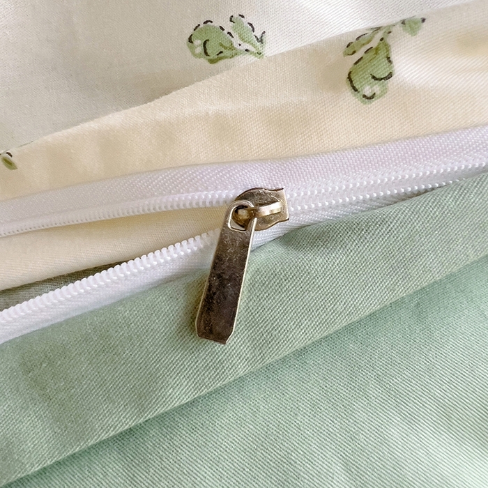 91家纺网 家纺一手货源 找家纺 麦伦家居 2025新款40支13372全棉纯棉斜纹学生上下铺床品宿舍三件套上下铺四件套系列 草莓兔兔