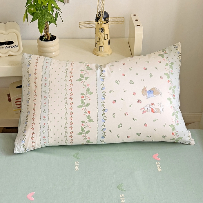 91家纺网 家纺一手货源 找家纺 麦伦家居 2025新款40支13372全棉纯棉斜纹学生上下铺床品宿舍三件套上下铺四件套系列 草莓兔兔