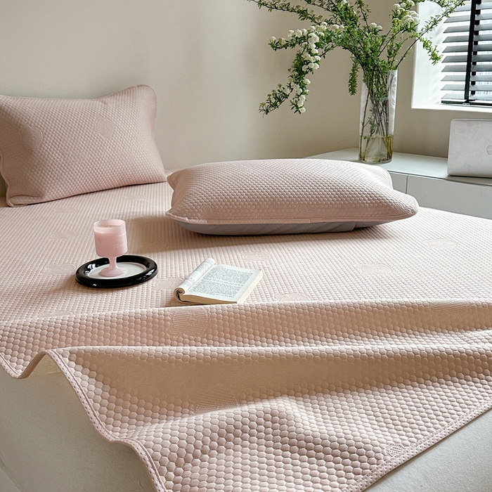 91家纺网 家纺一手货源 找家纺 莱家富 2025新款3D活性印染凉感豆豆凉席小熊小米粒系列 小熊-粉