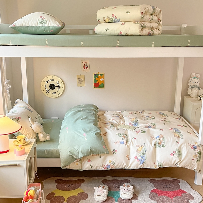 91家纺网 家纺一手货源 找家纺 麦伦家居 2025新款40支13372全棉纯棉斜纹学生上下铺床品宿舍三件套上下铺四件套系列 蘑菇屋