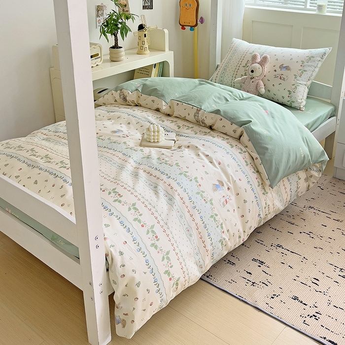 91家纺网 家纺一手货源 找家纺 麦伦家居 2025新款40支13372全棉纯棉斜纹学生上下铺床品宿舍三件套上下铺四件套系列 草莓兔兔