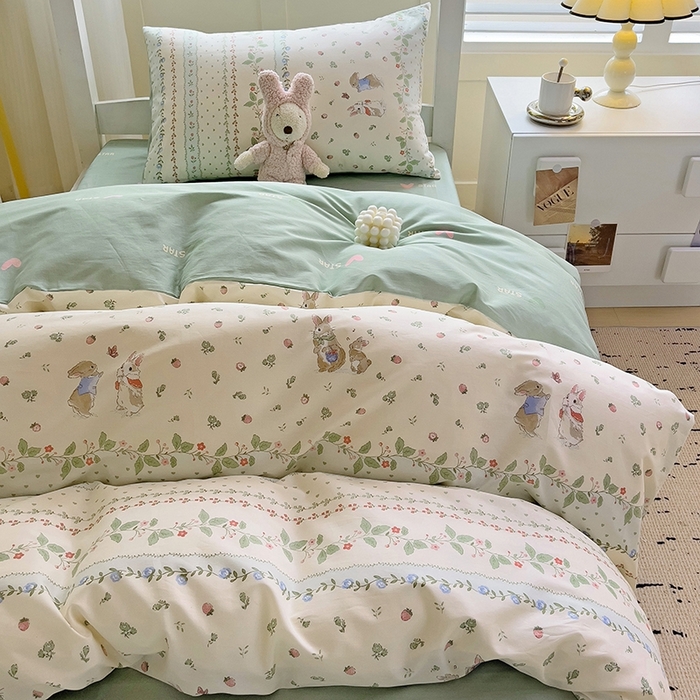 91家纺网 家纺一手货源 找家纺 麦伦家居 2025新款40支13372全棉纯棉斜纹学生上下铺床品宿舍三件套上下铺四件套系列 草莓兔兔