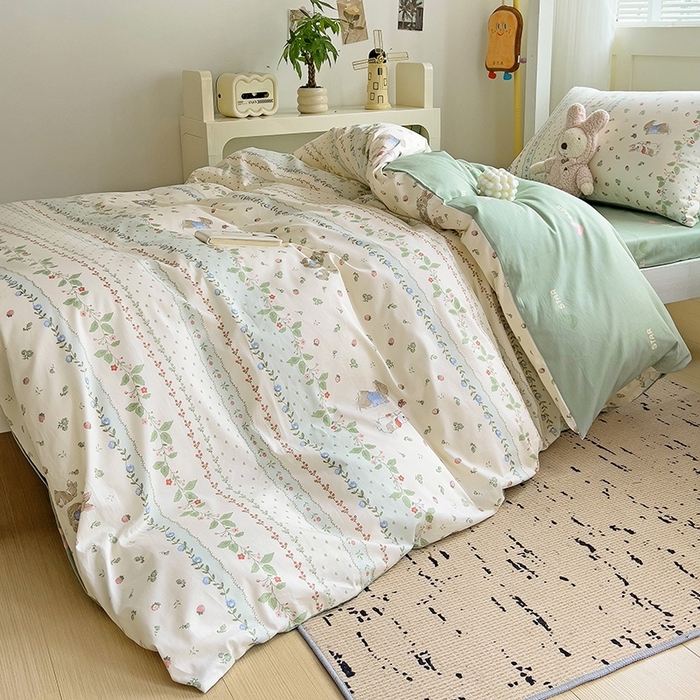 91家纺网 家纺一手货源 找家纺 麦伦家居 2025新款40支13372全棉纯棉斜纹学生上下铺床品宿舍三件套上下铺四件套系列 草莓兔兔