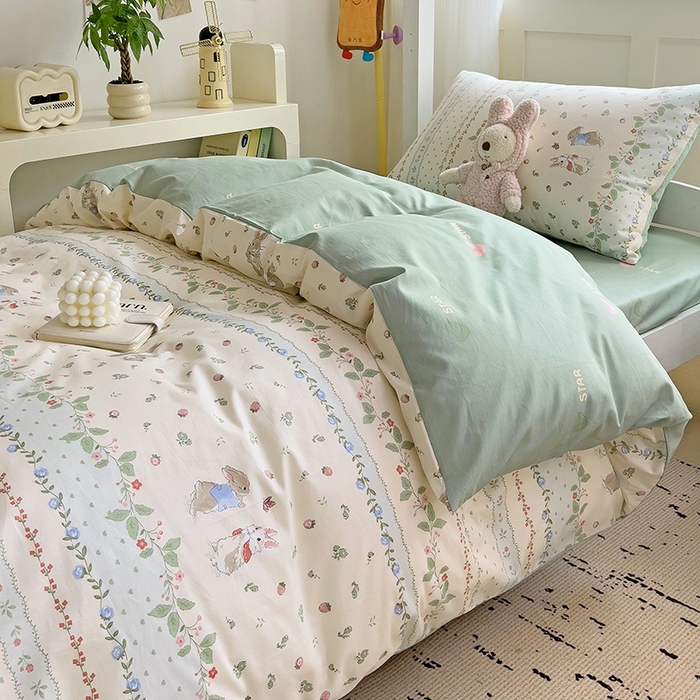 91家纺网 家纺一手货源 找家纺 麦伦家居 2025新款40支13372全棉纯棉斜纹学生上下铺床品宿舍三件套上下铺四件套系列 草莓兔兔