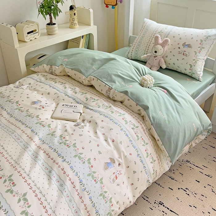 91家纺网 家纺一手货源 找家纺 麦伦家居 2025新款40支13372全棉纯棉斜纹学生上下铺床品宿舍三件套上下铺四件套系列 草莓兔兔