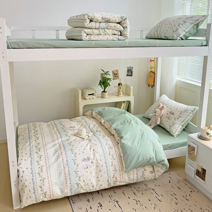 91家纺网 家纺一手货源 找家纺 麦伦家居 2025新款40支13372全棉纯棉斜纹学生上下铺床品宿舍三件套上下铺四件套系列 草莓兔兔