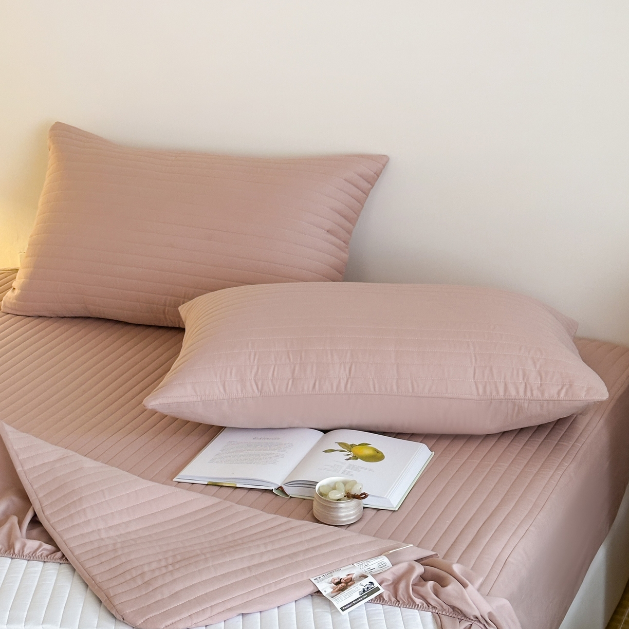 91家纺网 家纺一手货源 找家纺 三味舒屋 2025新款韩风小时光宽条全棉纯棉夹棉床笠系列单床笠床笠单件 时光粉