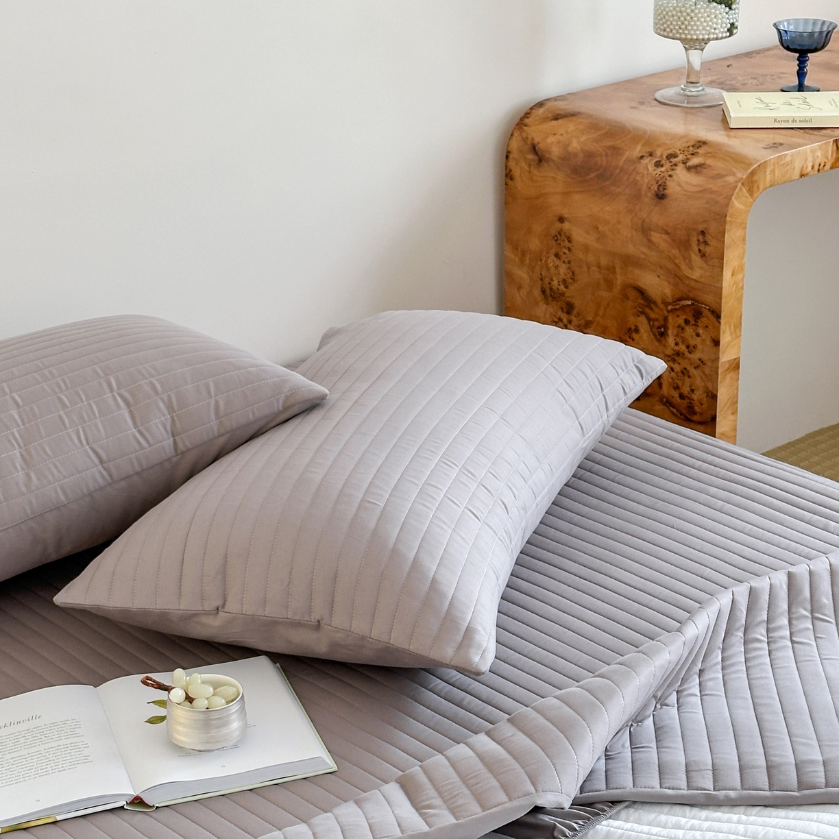 91家纺网 家纺一手货源 找家纺 三味舒屋 2025新款韩风小时光宽条全棉纯棉夹棉床笠系列单床笠床笠单件 时光灰