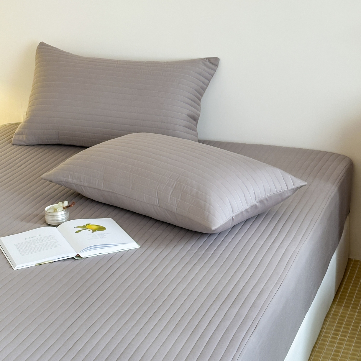 91家纺网 家纺一手货源 找家纺 三味舒屋 2025新款韩风小时光宽条全棉纯棉夹棉床笠系列单床笠床笠单件 时光灰