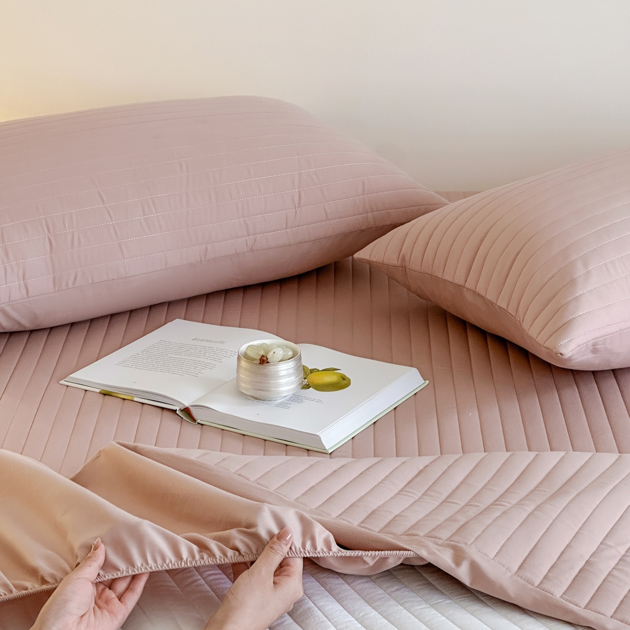 91家纺网 家纺一手货源 找家纺 三味舒屋 2025新款韩风小时光宽条全棉纯棉夹棉床笠系列单床笠床笠单件 时光粉