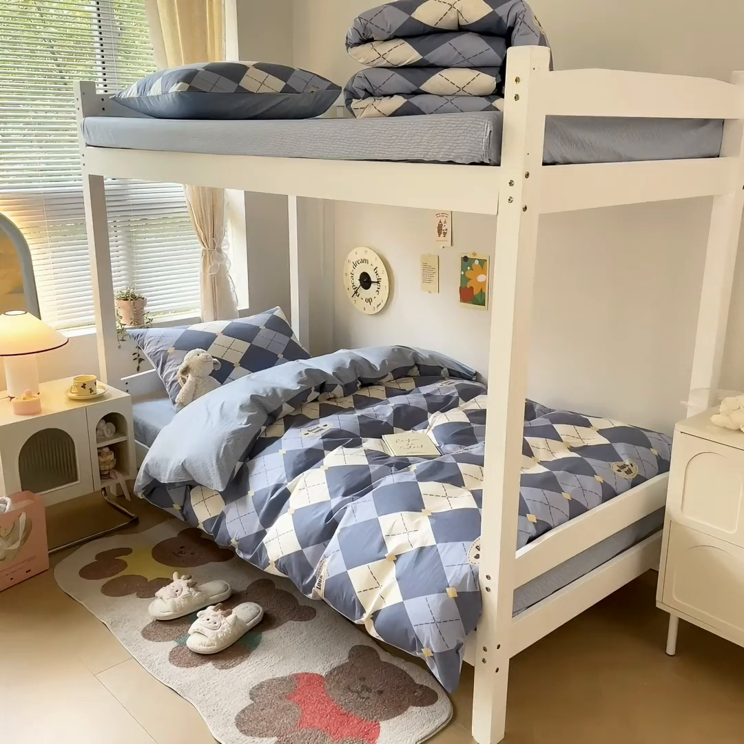 91家纺网 家纺一手货源 找家纺 麦伦家居 2025新款40支13372全棉纯棉斜纹学生上下铺床品宿舍三件套上下铺四件套系列 英伦格蓝