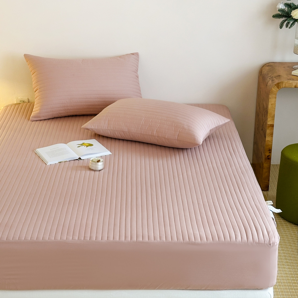 91家纺网 家纺一手货源 找家纺 三味舒屋 2025新款韩风小时光宽条全棉纯棉夹棉床笠系列单床笠床笠单件 时光粉