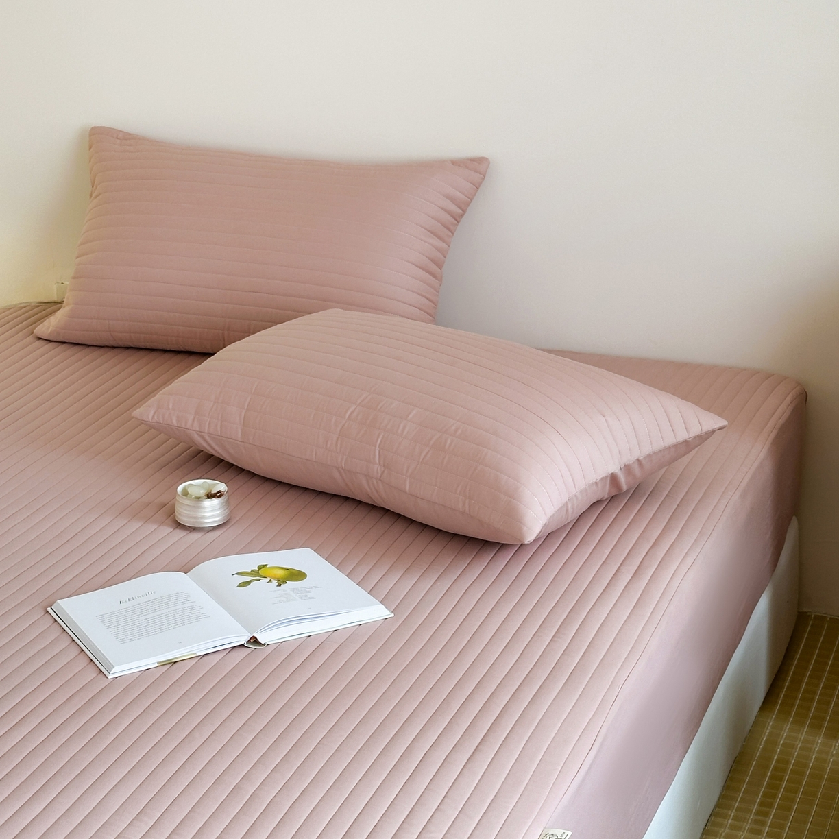 91家纺网 家纺一手货源 找家纺 三味舒屋 2025新款韩风小时光宽条全棉纯棉夹棉床笠系列单床笠床笠单件 时光粉