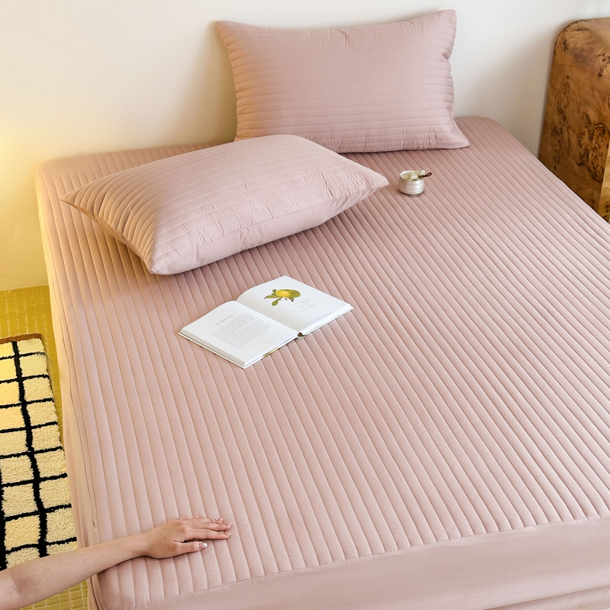 91家纺网 家纺一手货源 找家纺 三味舒屋 2025新款韩风小时光宽条全棉纯棉夹棉床笠系列单床笠床笠单件 时光粉