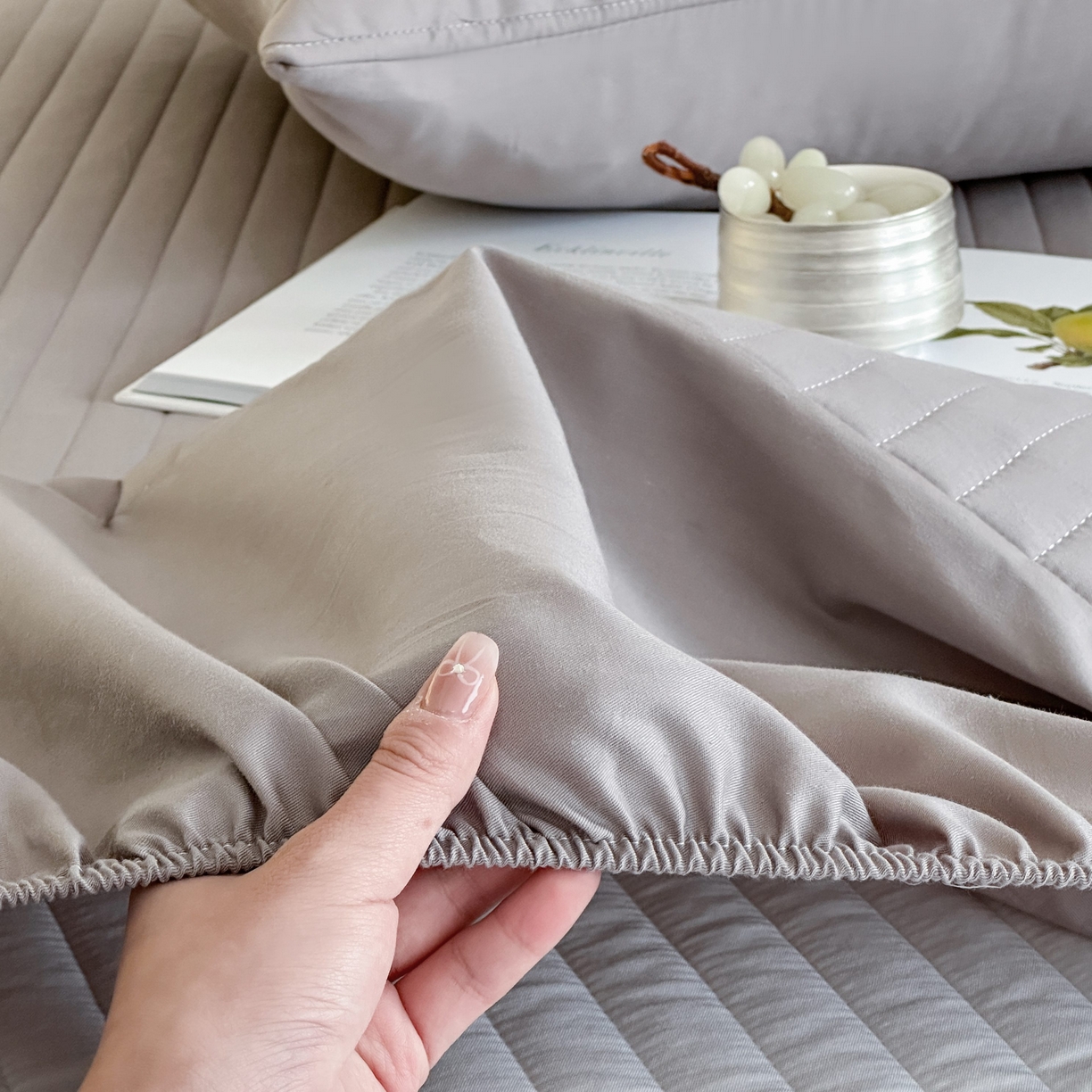 91家纺网 家纺一手货源 找家纺 三味舒屋 2025新款韩风小时光宽条全棉纯棉夹棉床笠系列单床笠床笠单件 时光灰