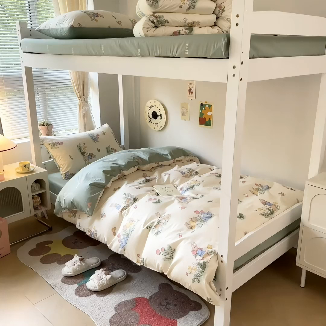 91家纺网 家纺一手货源 找家纺 麦伦家居 2025新款40支13372全棉纯棉斜纹学生上下铺床品宿舍三件套上下铺四件套系列 蘑菇屋