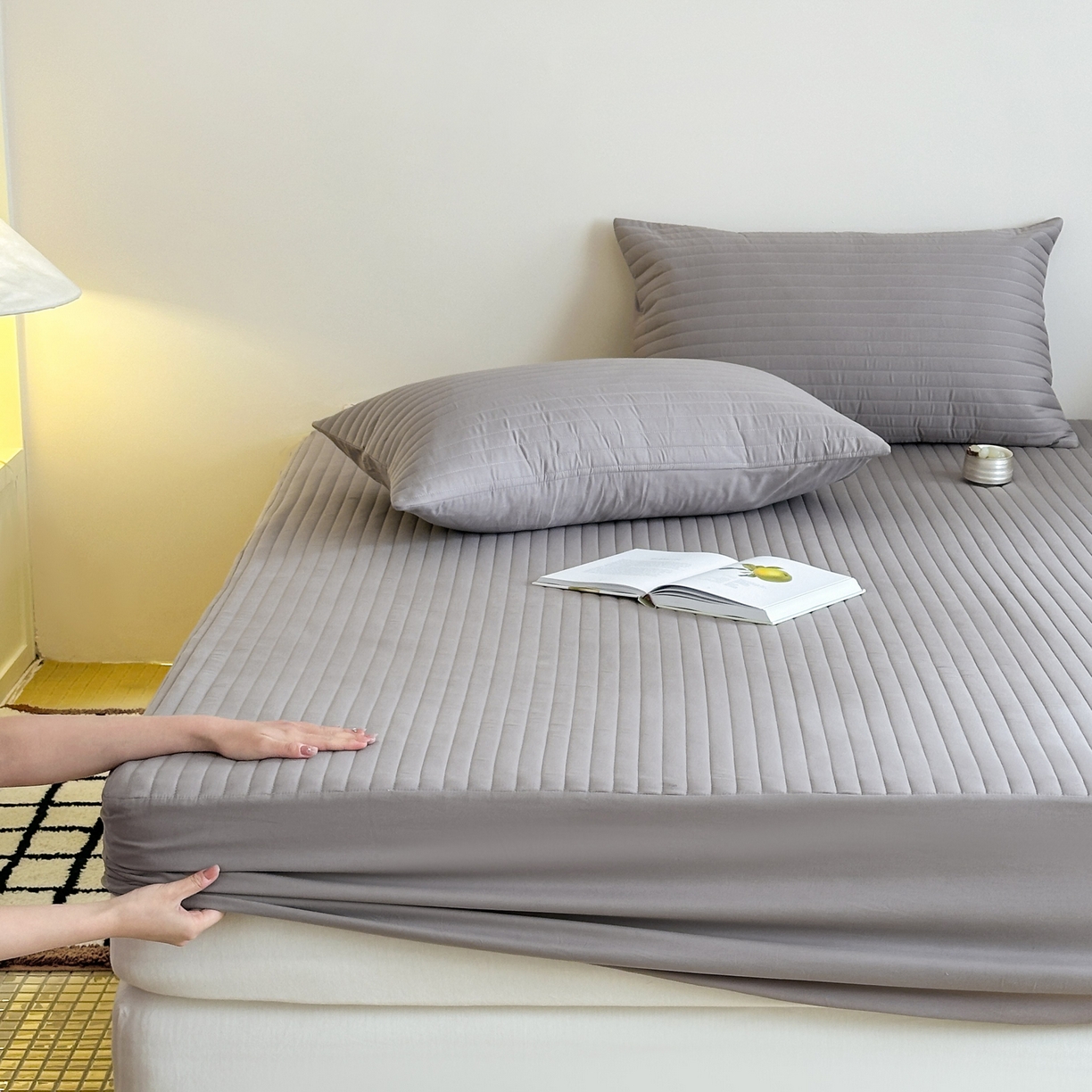 91家纺网 家纺一手货源 找家纺 三味舒屋 2025新款韩风小时光宽条全棉纯棉夹棉床笠系列单床笠床笠单件 时光灰