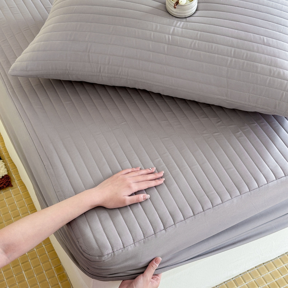 91家纺网 家纺一手货源 找家纺 三味舒屋 2025新款韩风小时光宽条全棉纯棉夹棉床笠系列单床笠床笠单件 时光灰