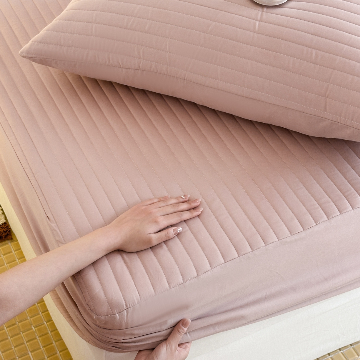 91家纺网 家纺一手货源 找家纺 三味舒屋 2025新款韩风小时光宽条全棉纯棉夹棉床笠系列单床笠床笠单件 时光粉