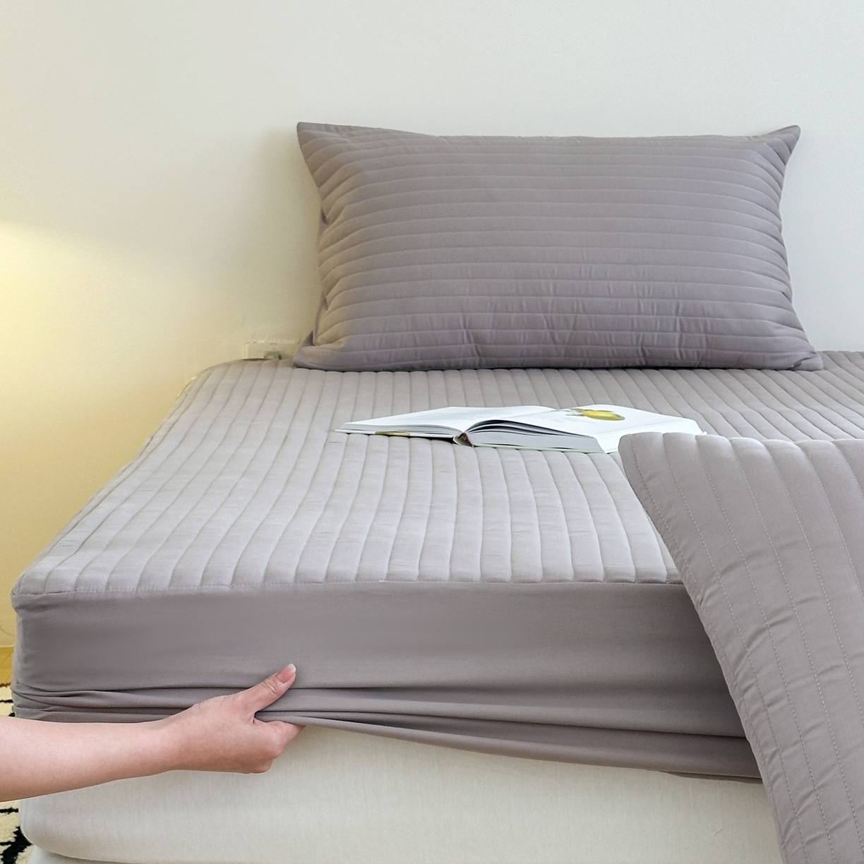 91家纺网 家纺一手货源 找家纺 三味舒屋 2025新款韩风小时光宽条全棉纯棉夹棉床笠系列单床笠床笠单件 时光灰