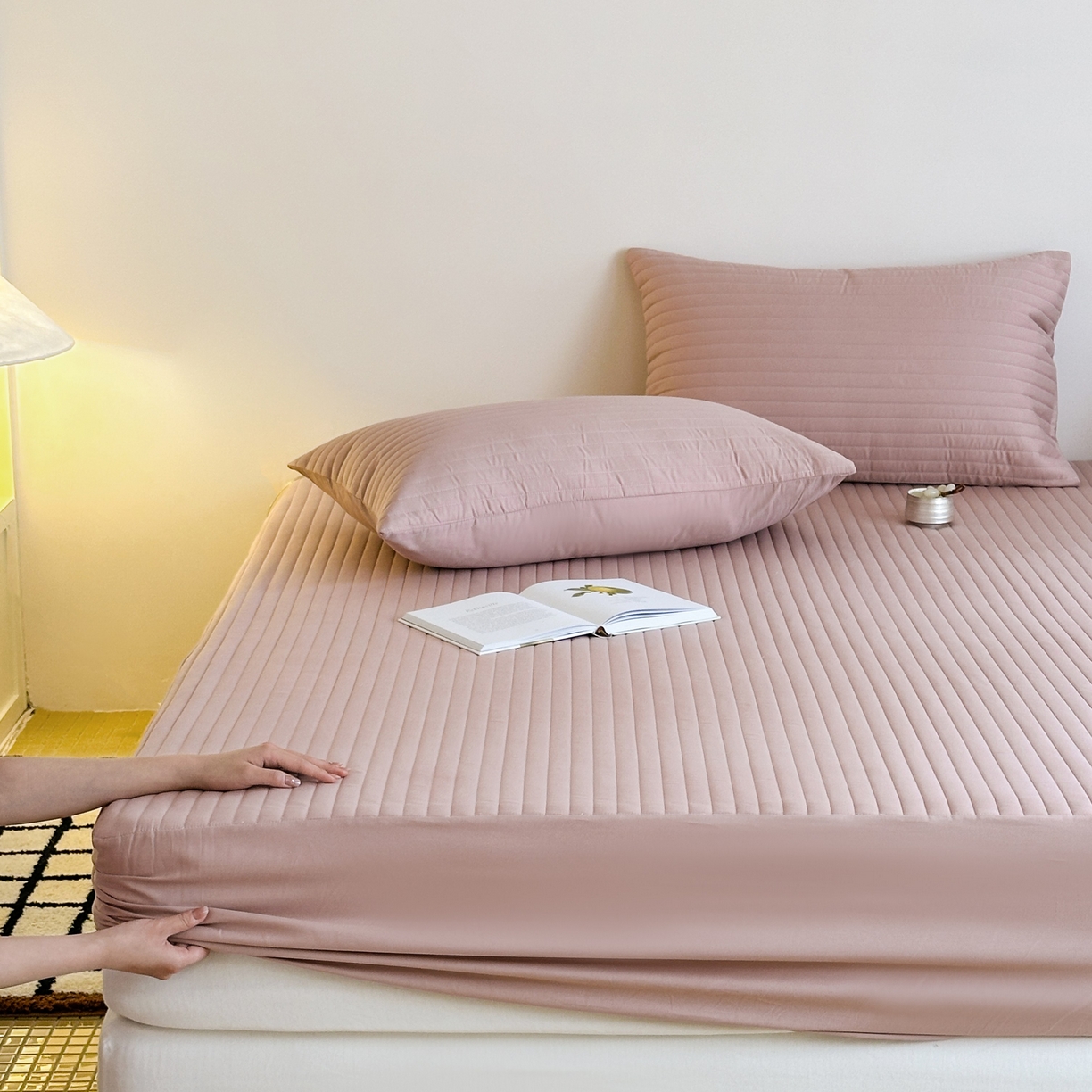 91家纺网 家纺一手货源 找家纺 三味舒屋 2025新款韩风小时光宽条全棉纯棉夹棉床笠系列单床笠床笠单件 时光粉