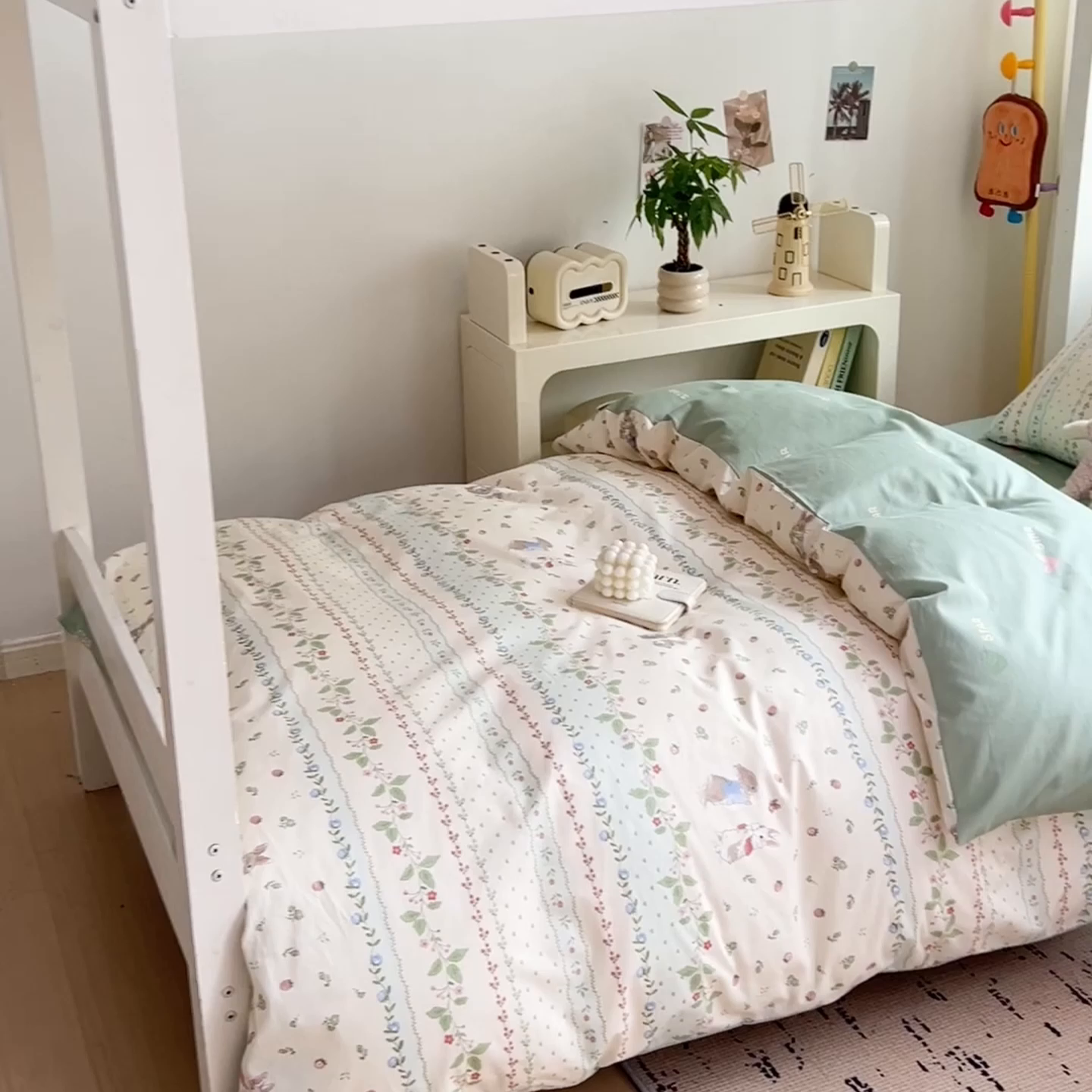 91家纺网 家纺一手货源 找家纺 麦伦家居 2025新款40支13372全棉纯棉斜纹学生上下铺床品宿舍三件套上下铺四件套系列 草莓兔兔