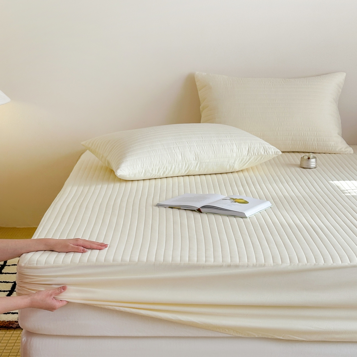 91家纺网 家纺一手货源 找家纺 三味舒屋 2025新款韩风小时光宽条全棉纯棉夹棉床笠系列单床笠床笠单件 时光浅黄