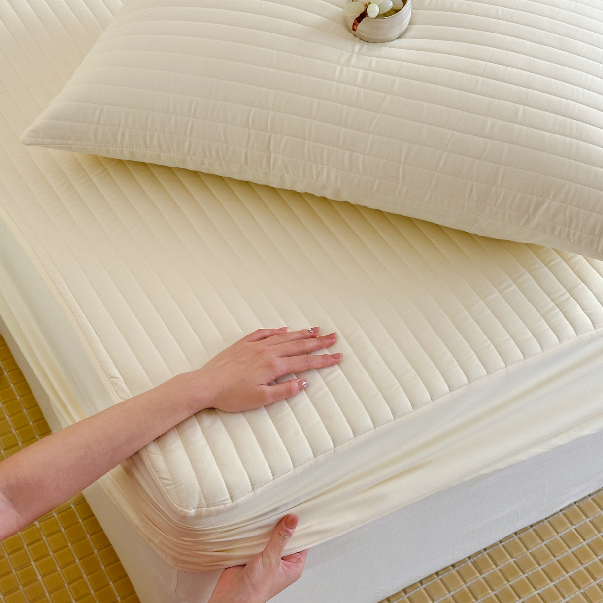 91家纺网 家纺一手货源 找家纺 三味舒屋 2025新款韩风小时光宽条全棉纯棉夹棉床笠系列单床笠床笠单件 时光浅黄