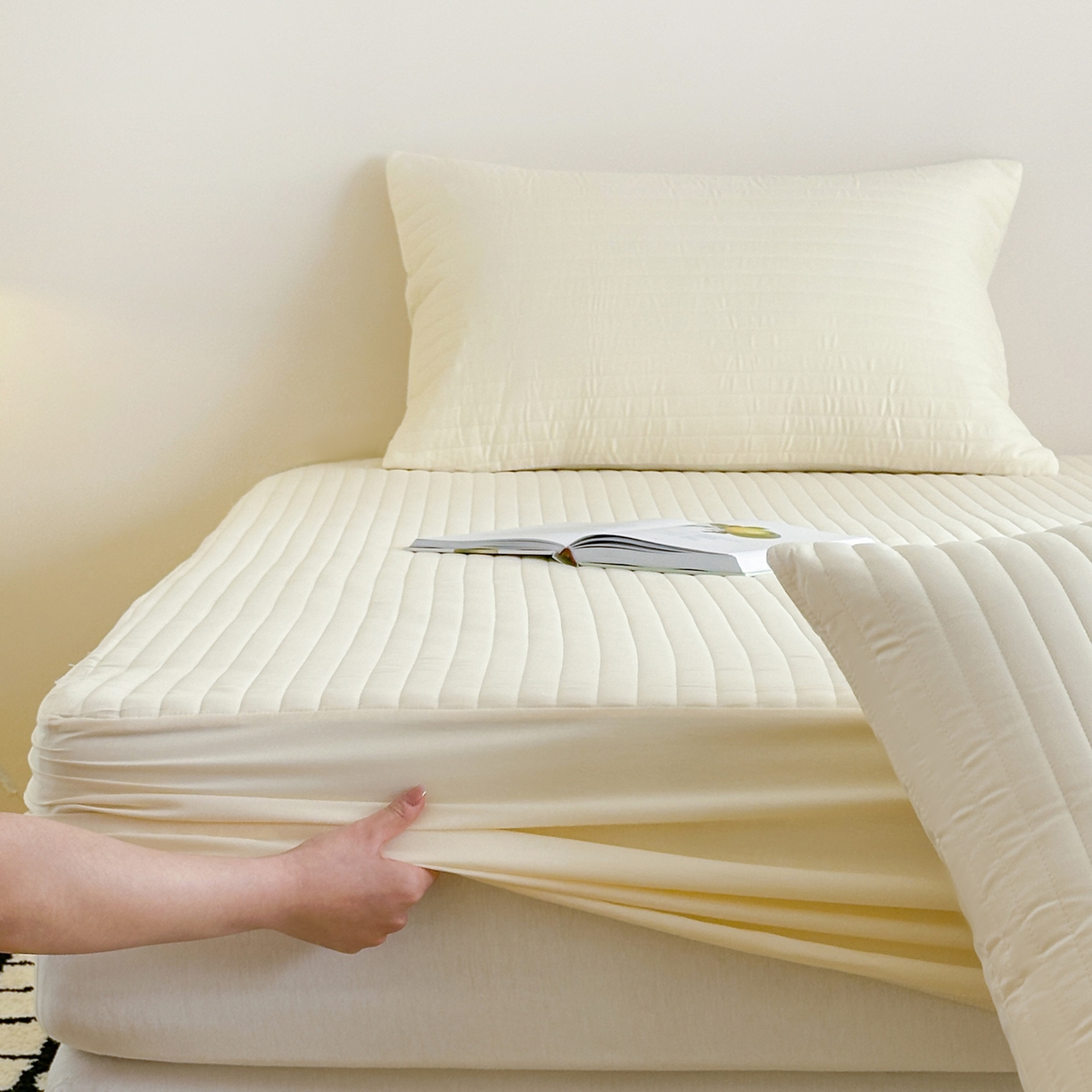 91家纺网 家纺一手货源 找家纺 三味舒屋 2025新款韩风小时光宽条全棉纯棉夹棉床笠系列单床笠床笠单件 时光浅黄