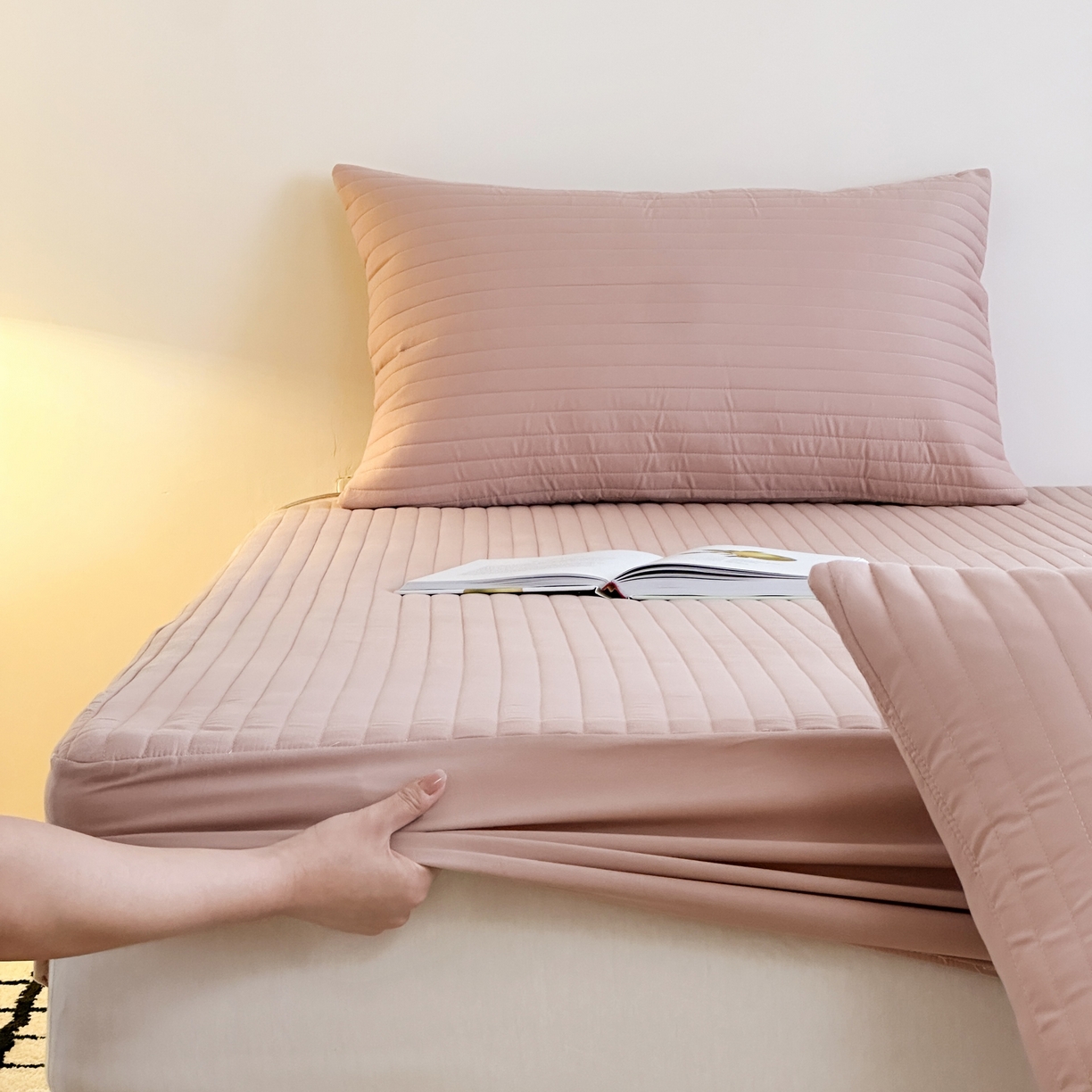 91家纺网 家纺一手货源 找家纺 三味舒屋 2025新款韩风小时光宽条全棉纯棉夹棉床笠系列单床笠床笠单件 时光粉