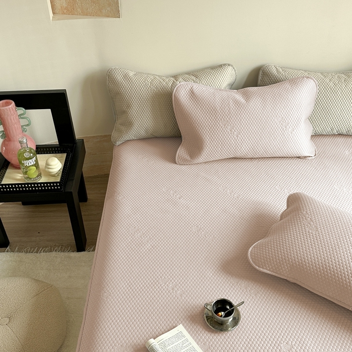 91家纺网 家纺一手货源 找家纺 莱家富 2025新款3D活性印染凉感豆豆凉席小熊小米粒系列 小米粒-粉