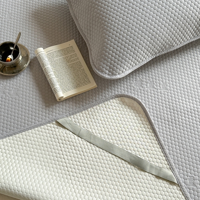 91家纺网 家纺一手货源 找家纺 莱家富 2025新款3D活性印染凉感豆豆凉席小熊小米粒系列 小米粒-灰