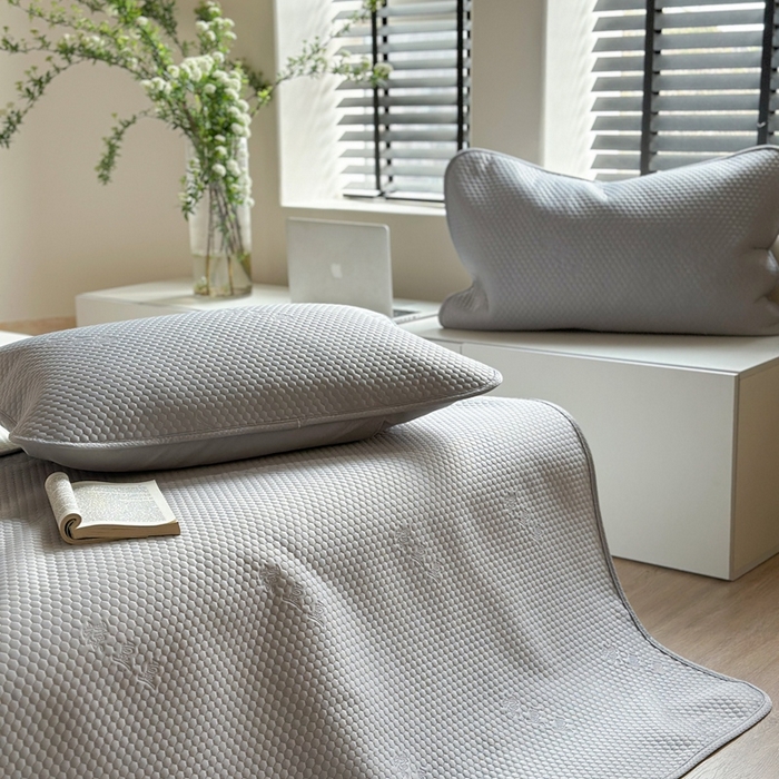 91家纺网 家纺一手货源 找家纺 莱家富 2025新款3D活性印染凉感豆豆凉席小熊小米粒系列 小米粒-灰