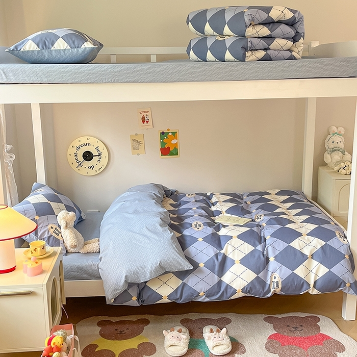 91家纺网 家纺一手货源 找家纺 麦伦家居 2025新款40支13372全棉纯棉斜纹学生上下铺床品宿舍三件套上下铺四件套系列 英伦格蓝