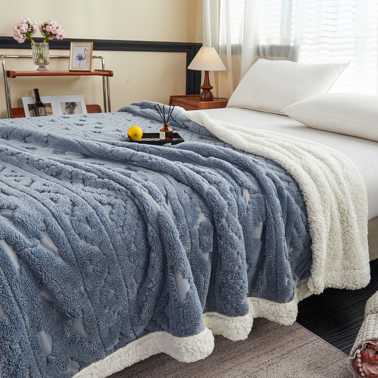 91家纺网 家纺一手货源 找家纺 枋梢家纺 2025新款提花舒棉绒镂空塔芙绒羊羔绒双层毛毯毯子跨境电商 韵律-雾蓝