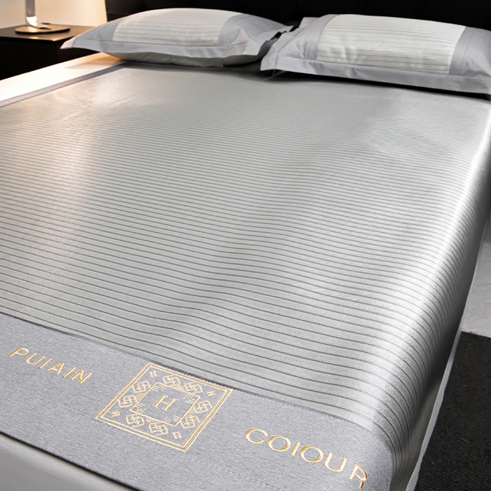 91家纺网 家纺一手货源 找家纺 （总）莱家富 2025新款A类凉感冰丝藤凉席-英文条纹席